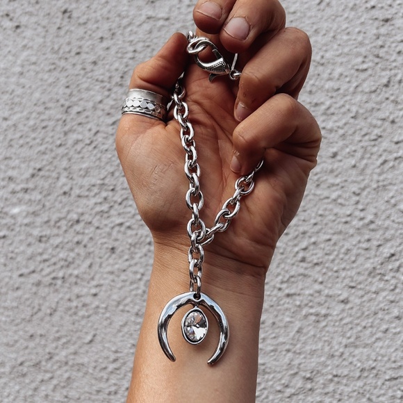 Chunky Cresent Moon 🌙 Crystal Necklace clear quartz - Picture 3 of 4